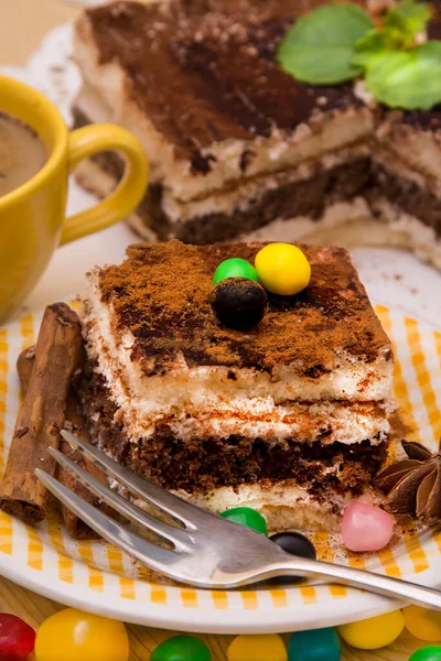 Plato Tiramisú Con Canela Caramelos — Foto de Stock