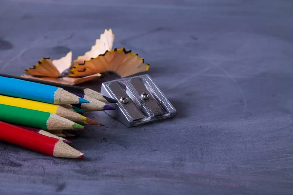 Lápices Colores Sacapuntas Pizarra Concepto Vuelta Escuela — Foto de Stock