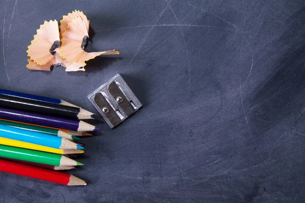 Buntstifte Und Bleistiftspitzer Der Tafel Konzept Zurück Die Schule — Stockfoto