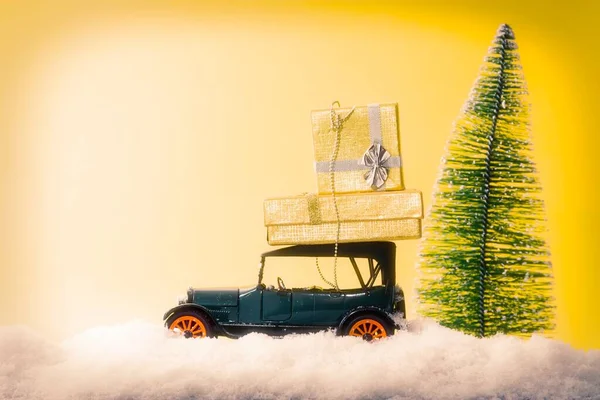 Auto Sulla Neve Con Albero Natale Buon Natale — Foto Stock