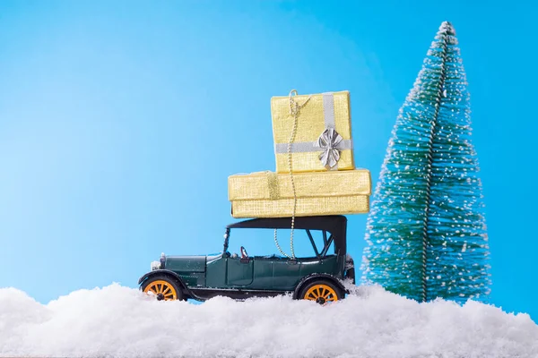 Auto Met Geschenken Besneeuwd Landschap Kerstgroet — Stockfoto