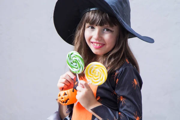 Menina Vestida Como Uma Bruxa Com Pirulitos Abóbora Feliz Halloween — Fotografia de Stock