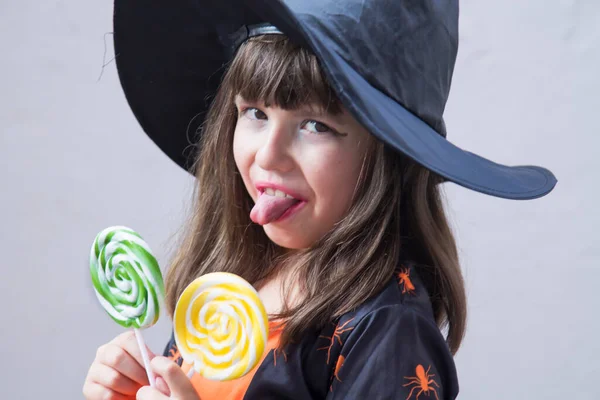 Menina Vestida Como Uma Bruxa Com Pirulitos Abóbora Feliz Halloween — Fotografia de Stock