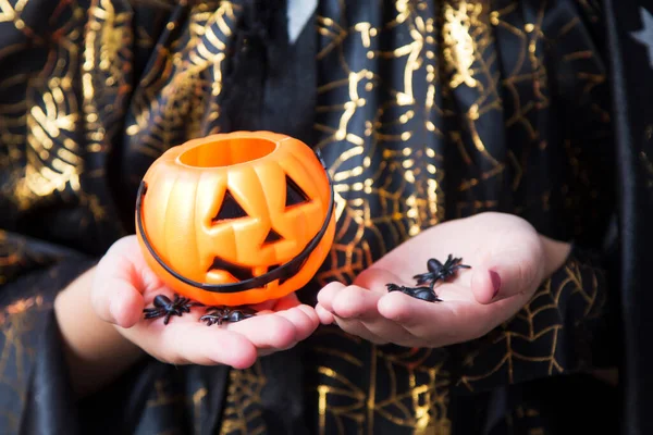 Čarodějnice Drží Dýni Pavouky Rukou Detailní Pohled Halloween Plakát — Stock fotografie