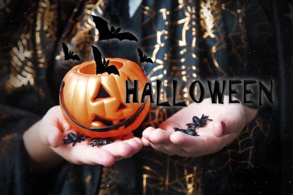 Häxa Håller Pumpa Och Spindlar Händerna Närbild Halloween Affisch — Stockfoto