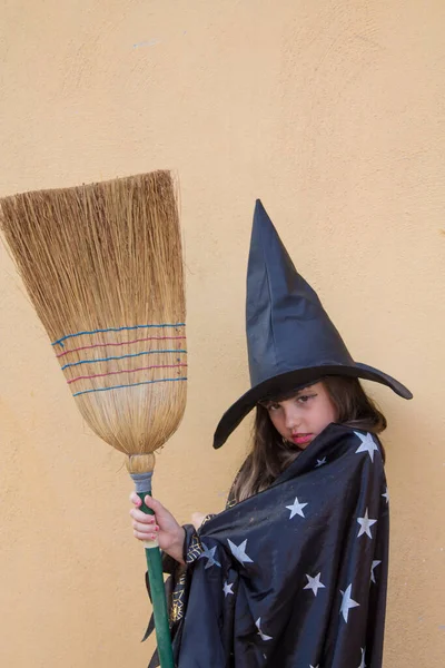 Портрет Ведьмы Метлой Концепция Хэллоуина — стоковое фото