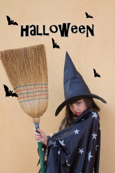Porträtt Häxflicka Med Kvast Halloween Konceptet — Stockfoto