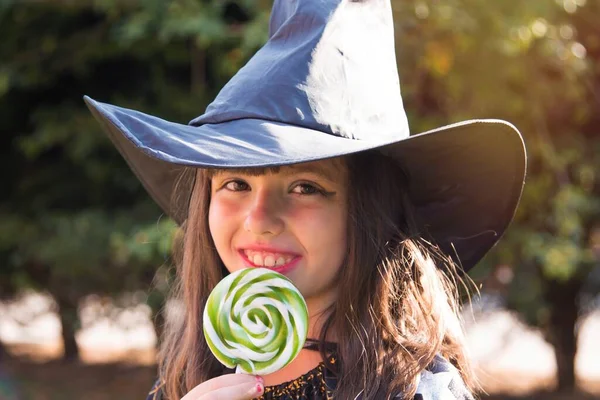 Uma Rapariga Vestida Bruxa Comer Doces Feliz Halloween — Fotografia de Stock
