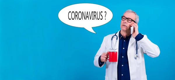 Médico Con Teléfono Móvil Diagnóstico Línea Del Virus Corona — Foto de Stock