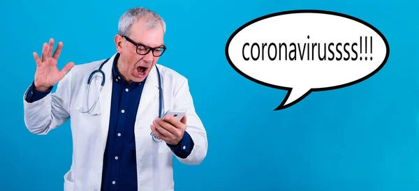 Läkare Med Mobiltelefon Diagnos Koronavirus Online — Stockfoto