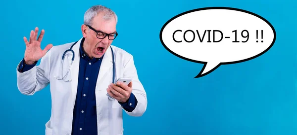 Médico Con Teléfono Móvil Diagnóstico Línea Del Virus Corona —  Fotos de Stock