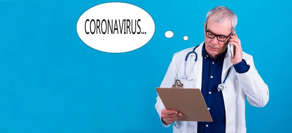 Läkare Med Mobiltelefon Diagnos Koronavirus Online — Stockfoto