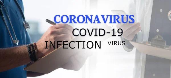 Sammensætning Læger Med Mobiltelefon Tekst Quarentena Online Diagnose Corona Virus - Stock-foto