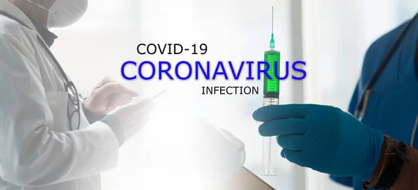 Vetenskapsman Håller Ett Coronavirus Vaccin Handen — Stockfoto