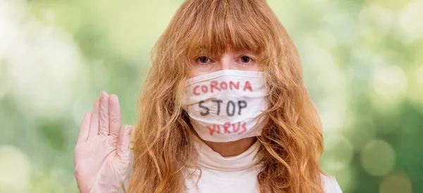 Πορτρέτο Μιας Γυναίκας Ιατρική Μάσκα Κείμενο Stop Coronavirus Πράσινο Φόντο — Φωτογραφία Αρχείου