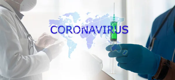 Cep Telefonu Dünya Haritası Olan Doktorların Kompozisyonu Karantina Korona Virüsünün — Stok fotoğraf