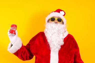 Galiçya, İspanya 20 Ekim 2019: Noel Baba elinde bir kutu Coca Cola tutuyor