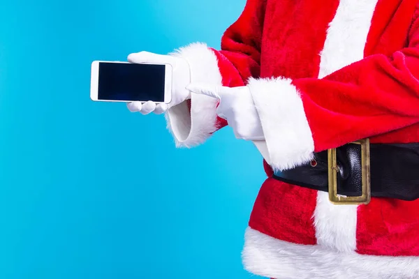 Święty Mikołaj Pokazuje Swój Telefon Komórkowy — Zdjęcie stockowe