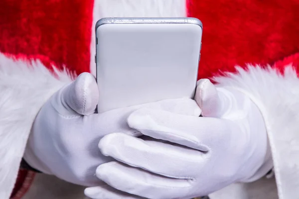 Weihnachtsmann Mit Handy Aus Nächster Nähe — Stockfoto