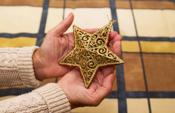 Decoración Estrella Navidad Mano Las Mujeres Tarjeta Felicitación Navideña Las — Foto de Stock