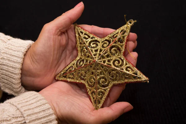 Decoración Estrella Navidad Mano Las Mujeres Tarjeta Felicitación Navideña Las — Foto de Stock