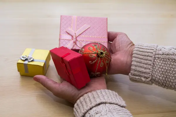 Kvinna Som Håller Julprydnader Händerna Julkort — Stockfoto