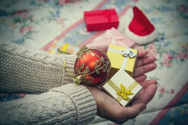 Mujer Sosteniendo Decoraciones Navideñas Saludo Navidad —  Fotos de Stock