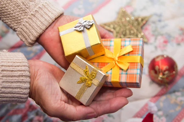 Mujer Sosteniendo Cajas Regalo Navidad Con Decoraciones Navidad Fondo Saludo —  Fotos de Stock