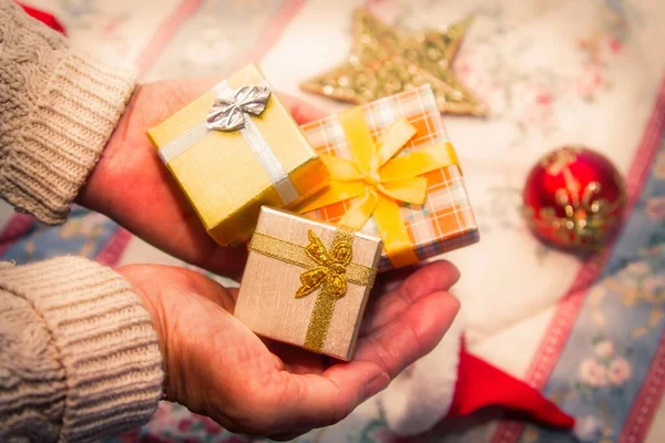 Mujer Sosteniendo Cajas Regalo Navidad Con Decoraciones Navidad Fondo Saludo — Foto de Stock