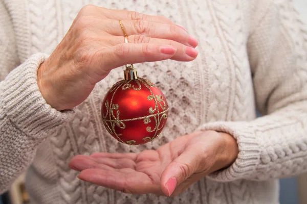 Weihnachtskugeldekor Frauenhand Weihnachtsgrußkarte Vorhanden Frauenhände Halten Weihnachts Oder Neujahrsgeschenk — Stockfoto