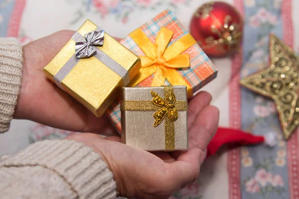 Mujer Sosteniendo Cajas Regalo Navidad Con Decoraciones Navidad Fondo Saludo — Foto de Stock