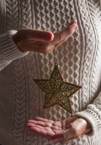 Decoração Estrela Natal Mão Das Mulheres Cartão Natal Mãos Mulher — Fotografia de Stock