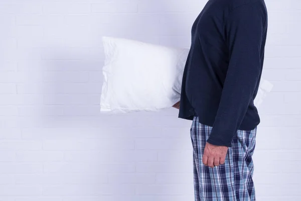 Man Pyjama Met Kussen Handen — Stockfoto