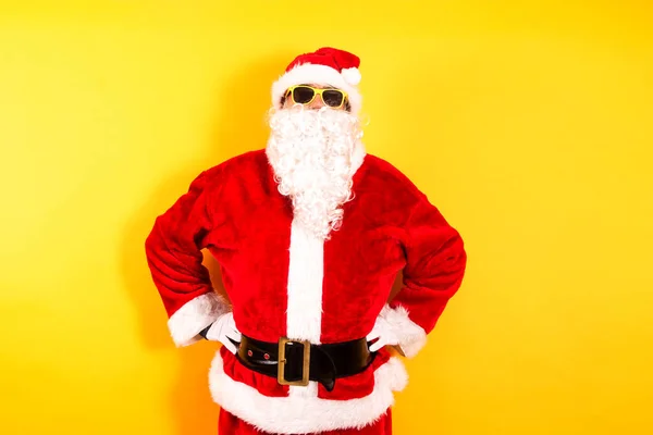 Retrato Santa Claus Com Óculos Sol Sobre Fundo Amarelo — Fotografia de Stock