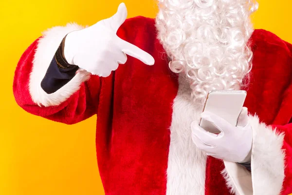 Der Weihnachtsmann Zeigt Mit Dem Finger Auf Das Handy — Stockfoto