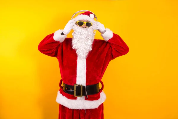 Kerstman Met Zonnebril Hoofdtelefoon Gele Achtergrond — Stockfoto