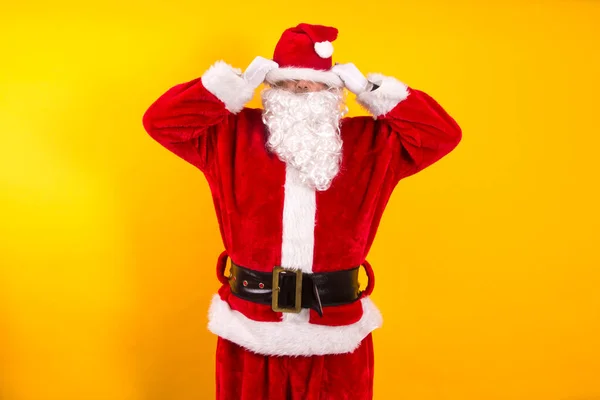 Kerstman Haat Kerstmis Gele Achtergrond — Stockfoto