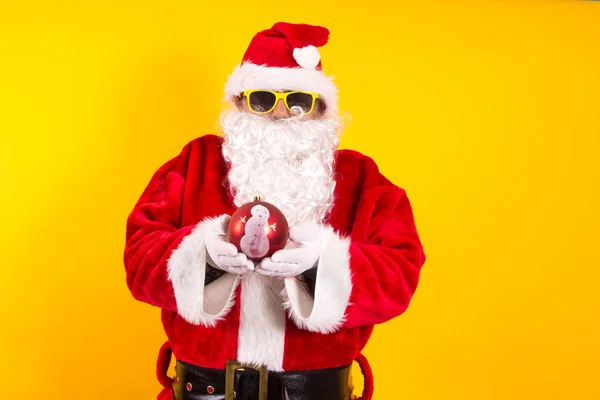 Kerstman Met Kerstbal — Stockfoto