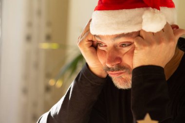 Noel tatili boyunca yalnız, üzgün ve depresif bir adam.