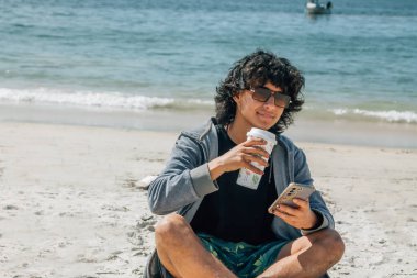 Deniz kenarında dinleniyor.