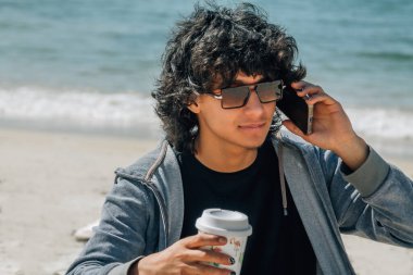 Deniz kenarında dinleniyor.