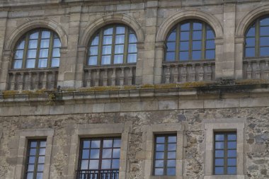 Monforte de Lemos Kalesi. Şehir Sarayı 'nın ve Benedikt Manastırı' nın önü..