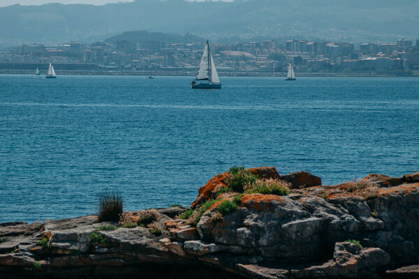 Виго-Бей, пересеченный парусниками, Понтеведра, Галисия