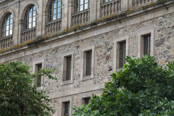 Monforte de Lemos Kalesi. Şehir Sarayı 'nın ve Benedikt Manastırı' nın önü..