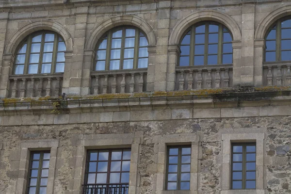 Monforte de Lemos Kalesi. Şehir Sarayı 'nın ve Benedikt Manastırı' nın önü..