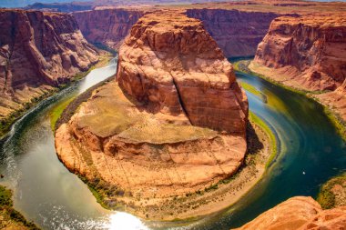 Güneşli bir gün ve güzel manzaraya at nalı bend, Arizona, ABD