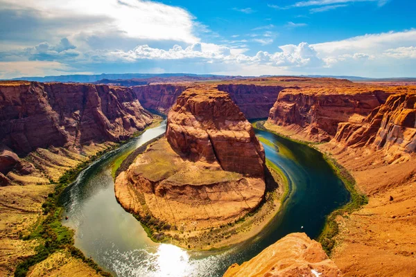 Güneşli bir gün ve güzel manzaraya at nalı bend, Arizona, ABD