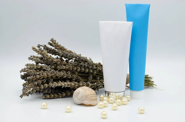 Lavanta, kabuk ve deniz inci beyaz bir arka plan üzerinde izole bir sürü farklı boyut tıp veya Kozmetik Tüpler