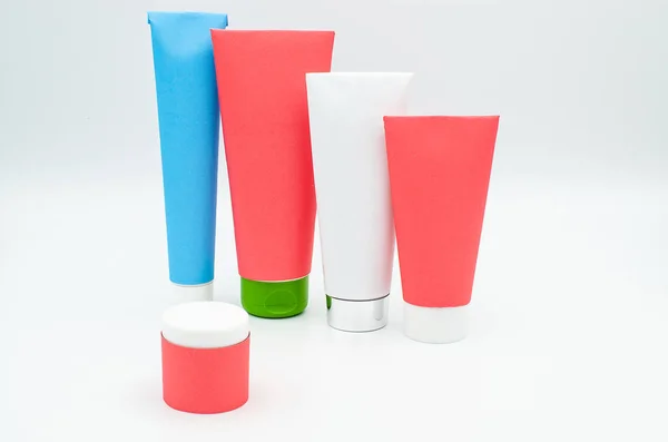 Farklı boyut tıp veya kozmetik ambalaj farklı renkler beyaz bir arka plan üzerinde izole çeşitli
