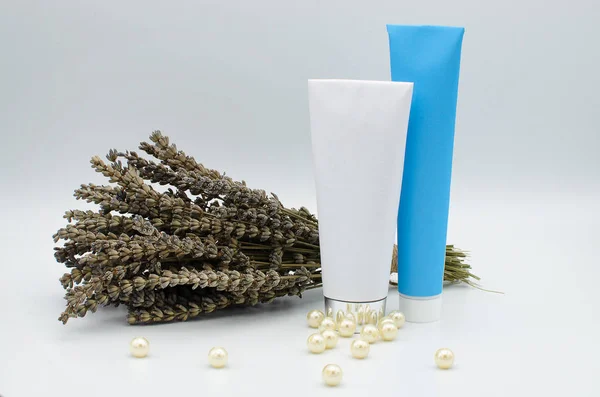 Kozmetik veya Tıp çifti ile deniz inci tüpler ve lavanta çiçek bir demet beyaz bir arka plan üzerinde izole